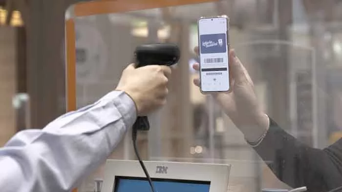 Dùng máy quét Datalogic quét mã vạch trên màn hình điện thoại