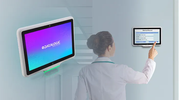 Datalogic Smart Portal gắn tường tại bệnh viện — nhân viên y tế thao tác trên màn hình hồ sơ bệnh án