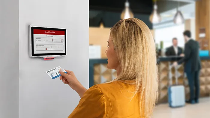 Datalogic Smart Portal gắn tường tại sảnh khách sạn — khách tự check-in bằng thẻ